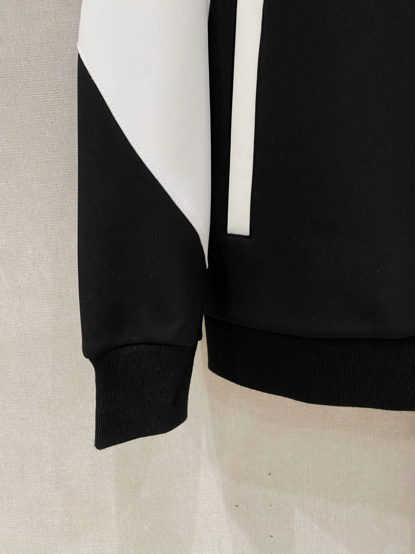 🅿️720 LV hot-selling suit is coming. Focus on the original version of the official website. 2025 new hot-selling cardigan suit. The original order is the best. 🇭🇰The meticulous work of top designers. It has a fitting and perfect upper body effect. All-natural high-quality Tencel Roman cotton 100%, close-fitting comfort, noble and elegant! Original hardware embodies elegance and nobility! Counter size: M-3XL (maximum wear up to 190 pounds)